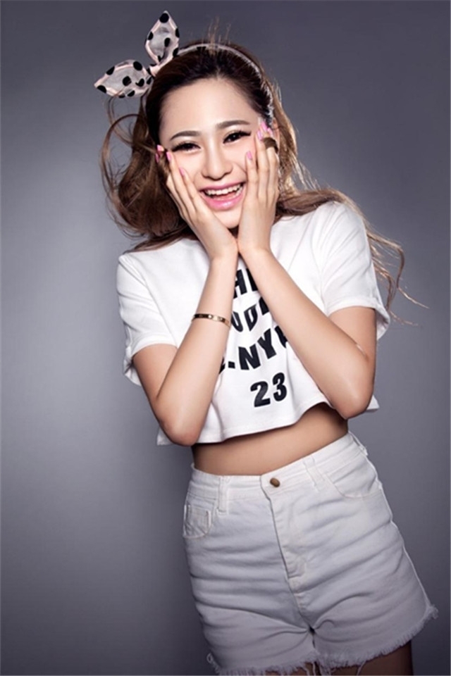 性感人气足球宝贝吴沐熙妖娆写真手机壁纸