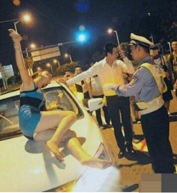 美女对交警撒泼搞笑图