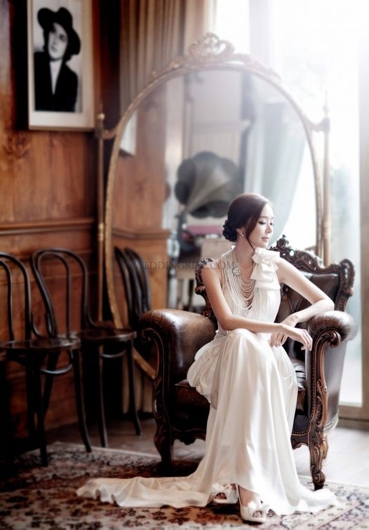 女人不就是渴望穿着婚纱嫁给疼爱自己的白马王子么。