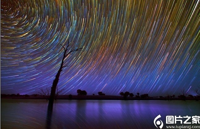 黑夜里的璀璨星轨摄影
