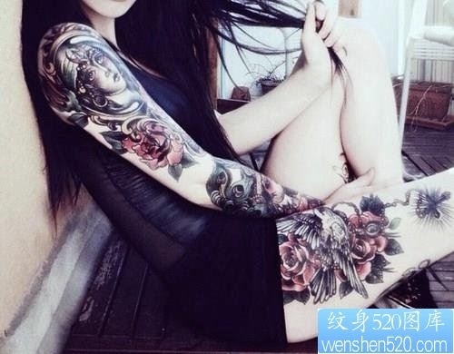 女性花臂花腿纹身图案