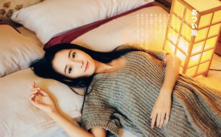 甜美气质美女室内写真电脑壁纸
