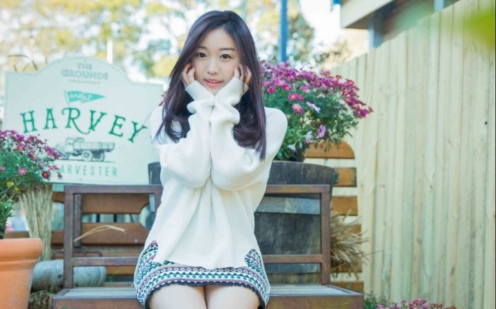 校园美女户外写真桌面壁纸