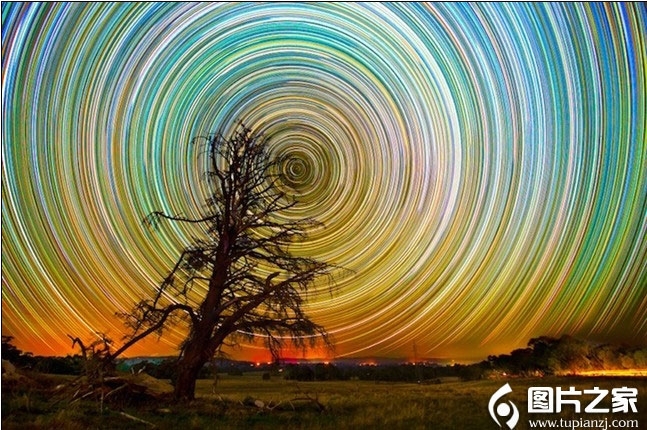 黑夜里的璀璨星轨摄影