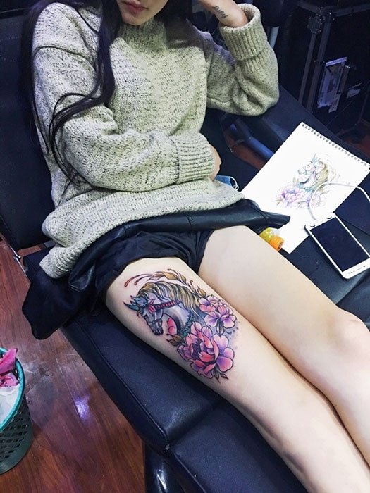 美女腿部漂亮的独角兽纹身图案