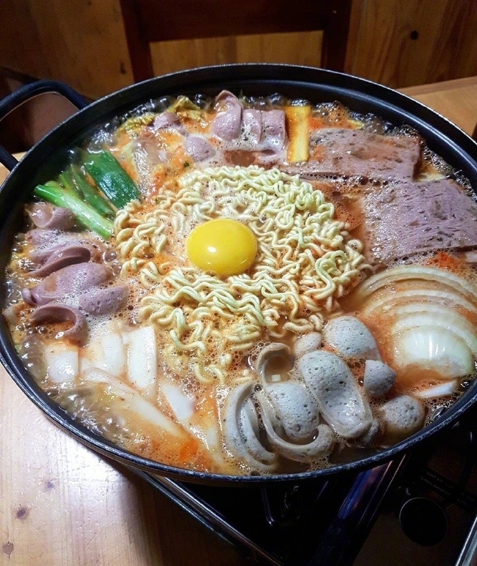 岁岁：热乎乎的泡面锅