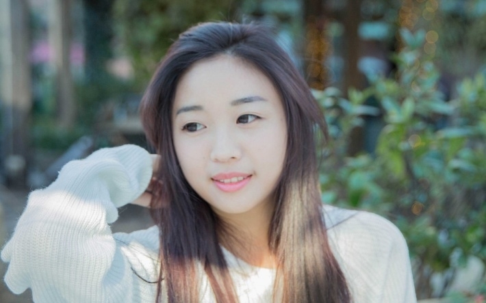 校园美女户外写真桌面壁纸