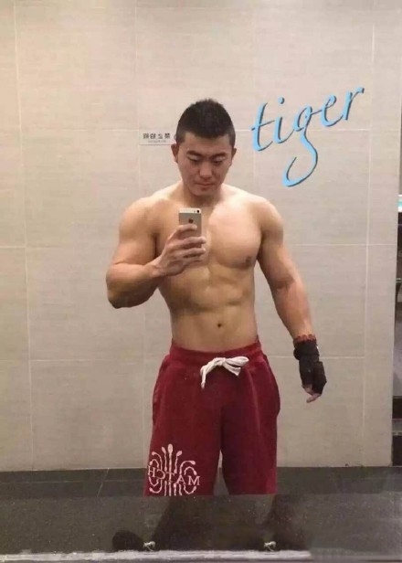 健身房里的帅哥 大胸肌更衣室自拍