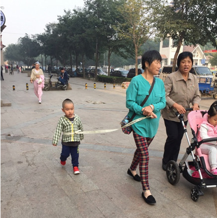 别乱让奶奶带孩子