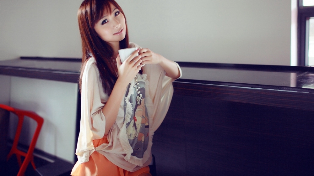 靓丽的清新养眼长腿美女户外唯美街拍桌面壁纸
