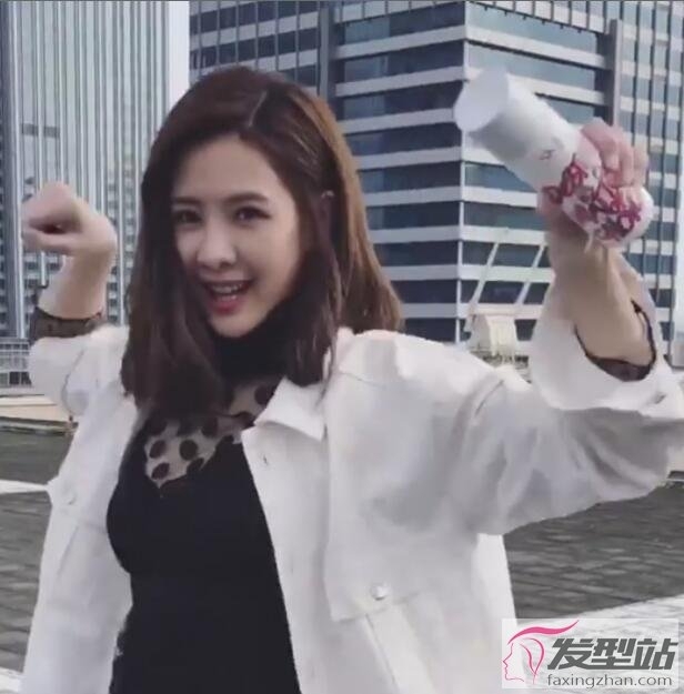 如何掌握外翻卷发发型的完美弯度 短发女孩必试的外翘卷发图片