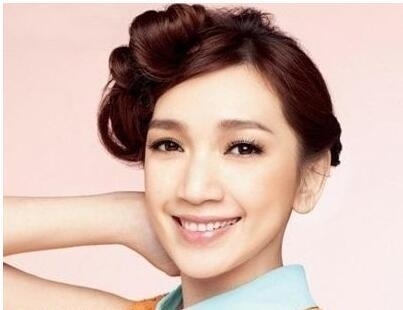 2款很有特色的盘发教程 短发也可以扎得美美的
