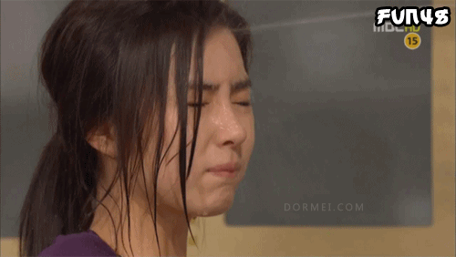 被射了一脸水的漂亮妹子