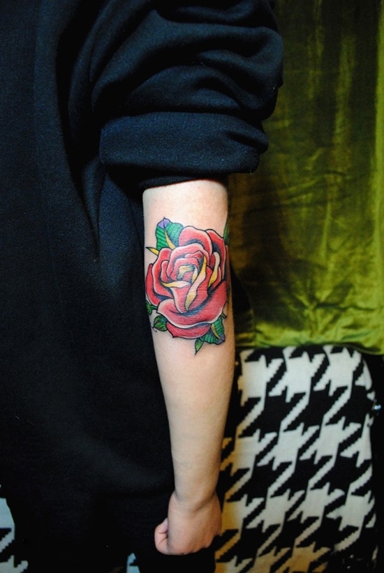 红色玫瑰花手臂纹身图案