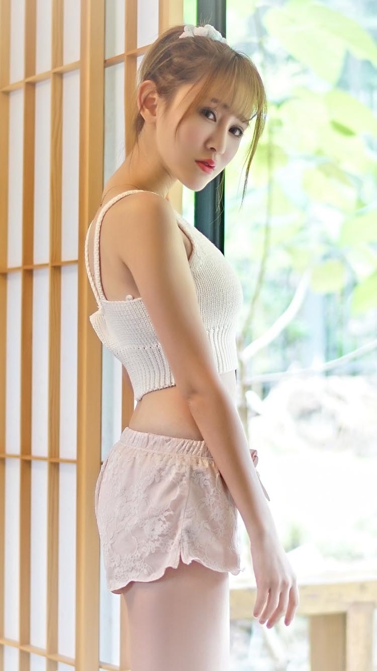 甜美showgirl陈雨涵低胸室内写真手机壁纸下载