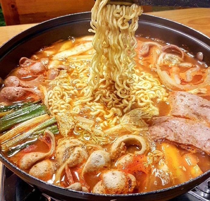 岁岁：热乎乎的泡面锅