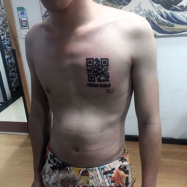 扫一扫有惊喜，胸口二维码图腾纹身