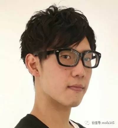 帅气男生斜刘海中碎发发型