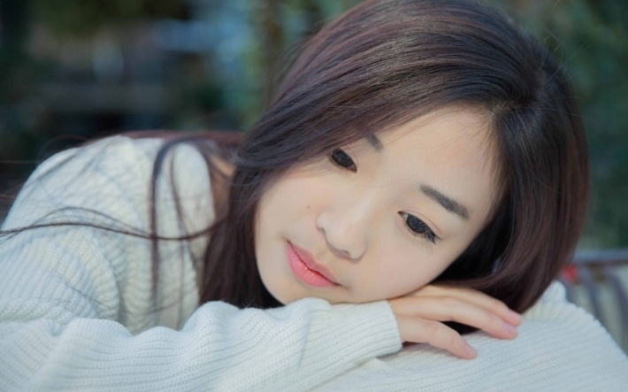 校园美女户外写真桌面壁纸