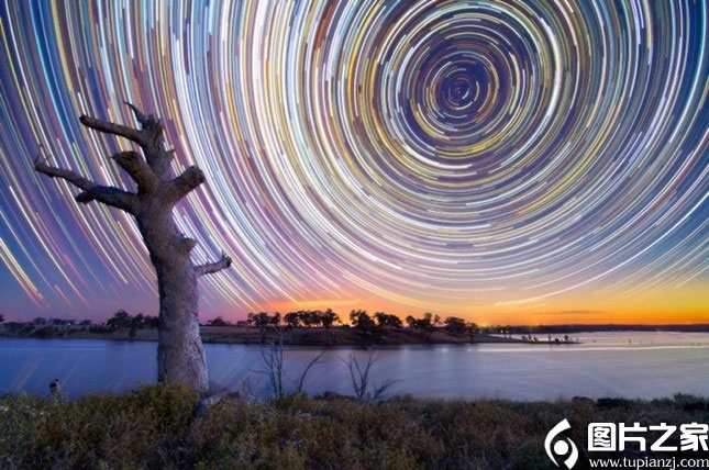 黑夜里的璀璨星轨摄影