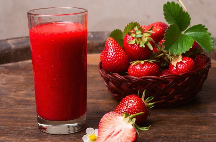 鲜榨草莓汁高清图片