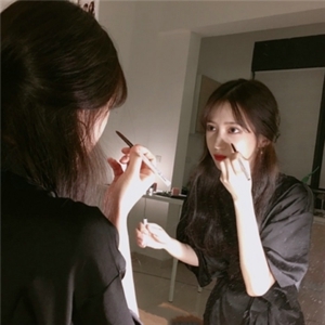 长发可爱俏皮活泼女生头像