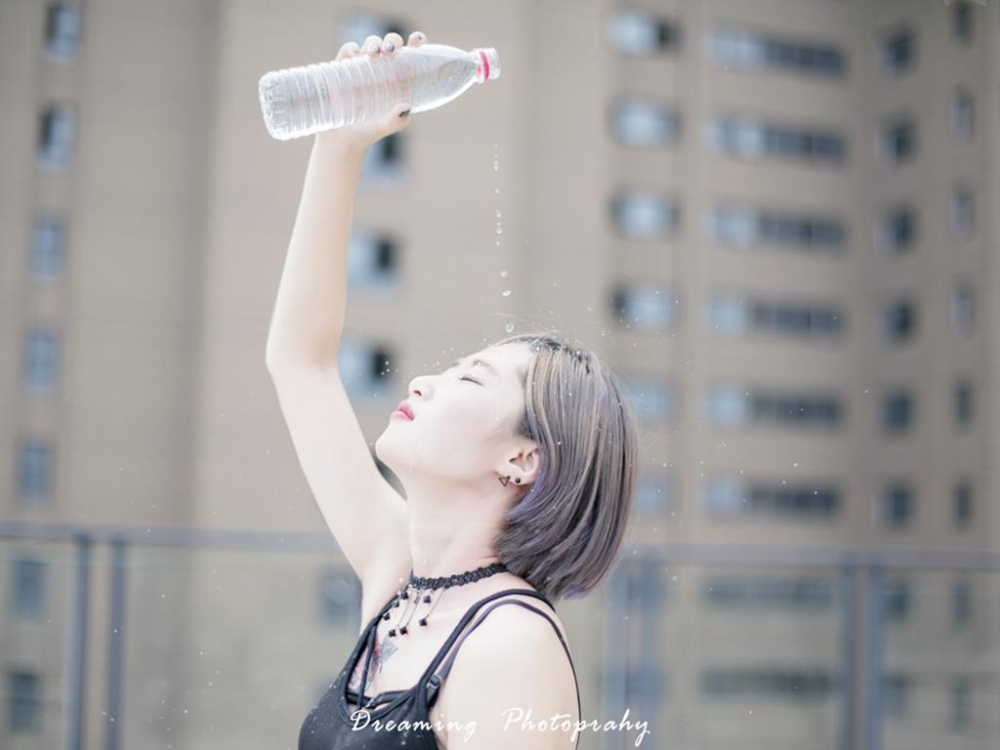 短发个性少女天台写真