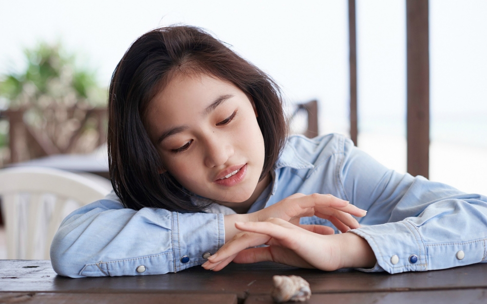 清新短发美女写真图片桌面壁纸