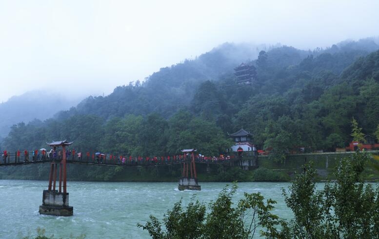 雨雾后的都江堰图片