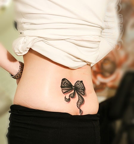 纹身520图库推荐一幅后腰上漂亮的蝴蝶结纹身