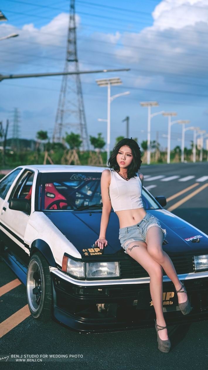 性感美腿车模美女滚屏壁纸下载