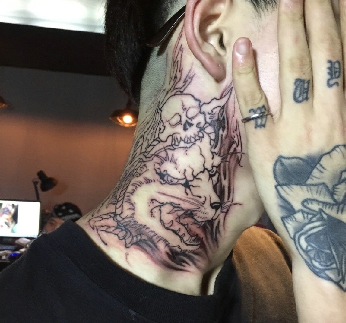 时尚男士颈部上的个性图腾纹身