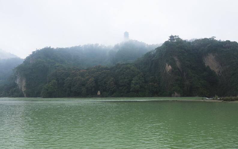 雨雾后的都江堰图片