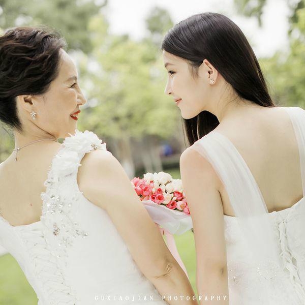 长大后我也要和麻麻拍这样的婚纱照~！