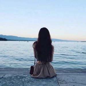 伤感意境女生背影森系美女头像