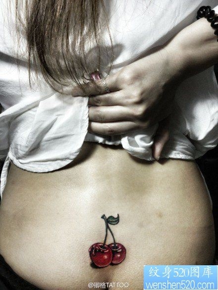 女人腰部小巧流行的小樱桃纹身图片