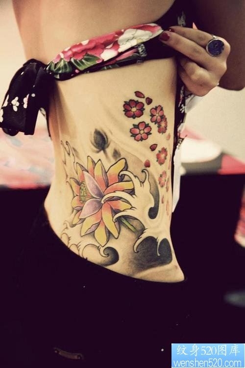 一款女性传统侧腰莲花纹身图案