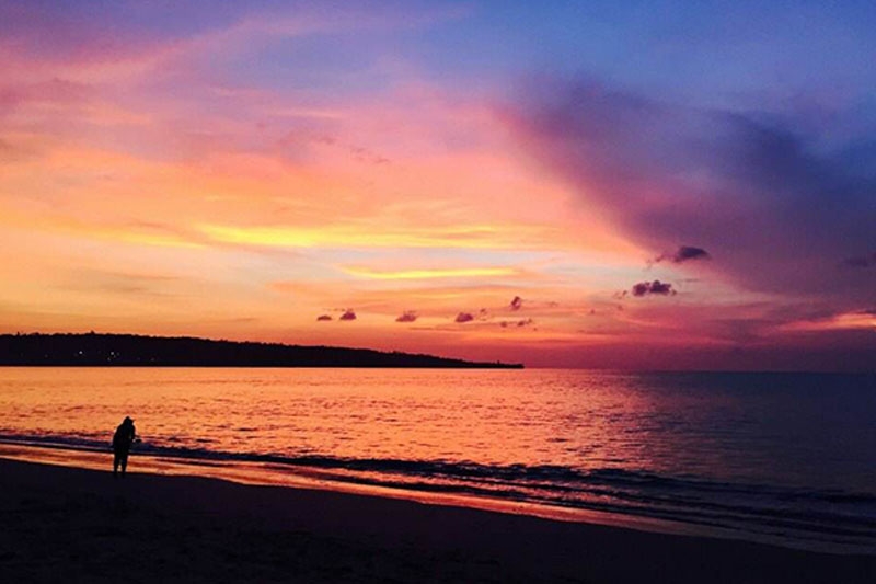 梦幻的巴厘岛海滩日出图片