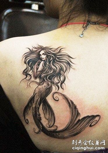美女背部性感美人鱼纹身图案