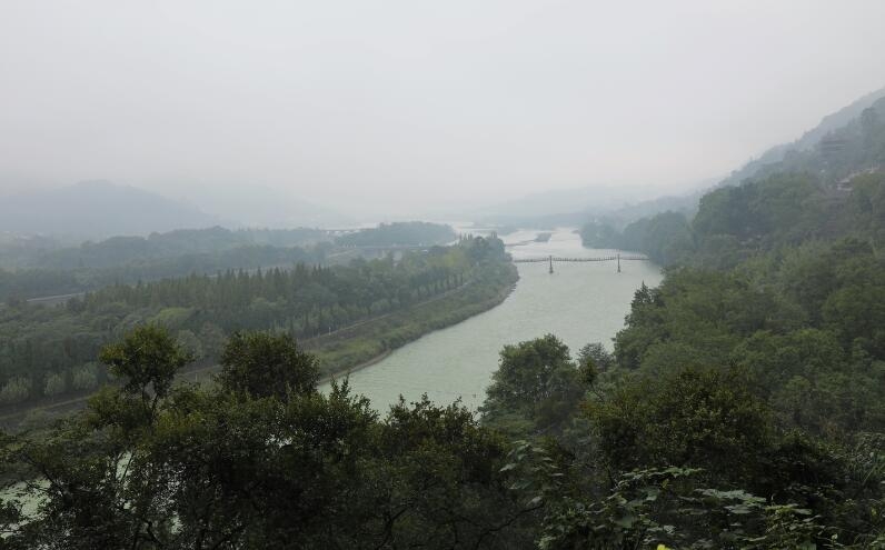 雨雾后的都江堰图片