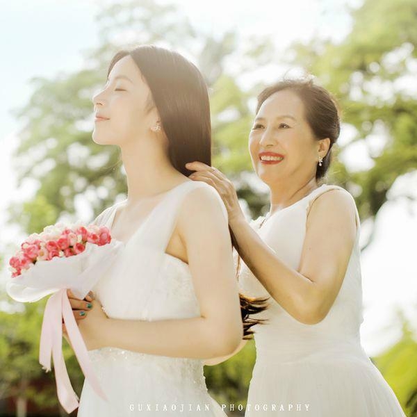 长大后我也要和麻麻拍这样的婚纱照~！