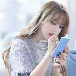 长发可爱俏皮活泼女生头像