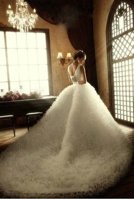 一个女人一生一定要穿一次白白的婚纱，照一张美美的婚纱照。