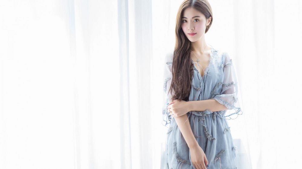 性感美女透视蕾丝家居服床上写真桌面壁纸下载