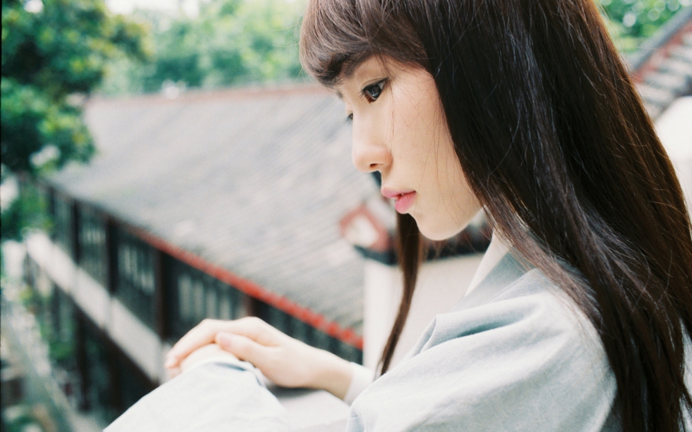 气质淡雅的文艺少女桌面壁纸
