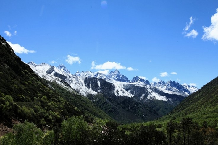 蓝天白云下美丽的四川康定风景图片