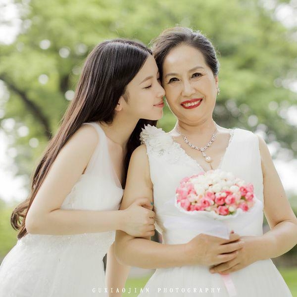 长大后我也要和麻麻拍这样的婚纱照~！