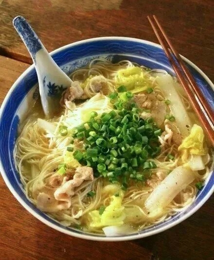 有种女孩 脑子里只有两件事 吃和减肥 比如我