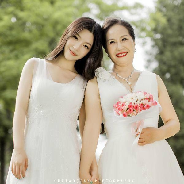 长大后我也要和麻麻拍这样的婚纱照~！