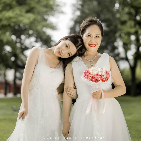 长大后我也要和麻麻拍这样的婚纱照~！